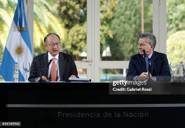 Jim Yong Kim President of The World Bank speaks with the President of Argentina Mauricio Macri during a press conference as part of the official...