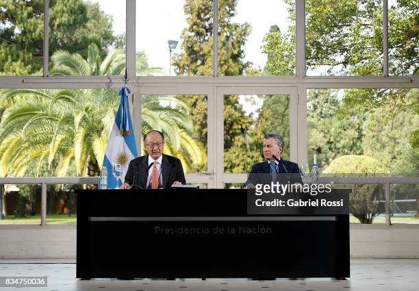 Jim Yong Kim President of The World Bank speaks with the President of Argentina Mauricio Macri during a press conference as part of the official...