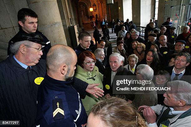 Le président fondateur de l'Association des fils et filles des déportés juifs de France , Serge Klarsfeld , fait entrer, le 29 octobre 2008 à la 11e...