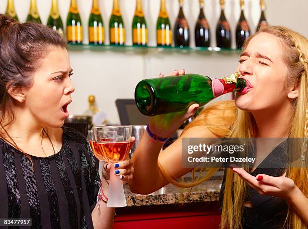 teenager drinking champagne from bottle - binge drinking 個照片及圖片檔