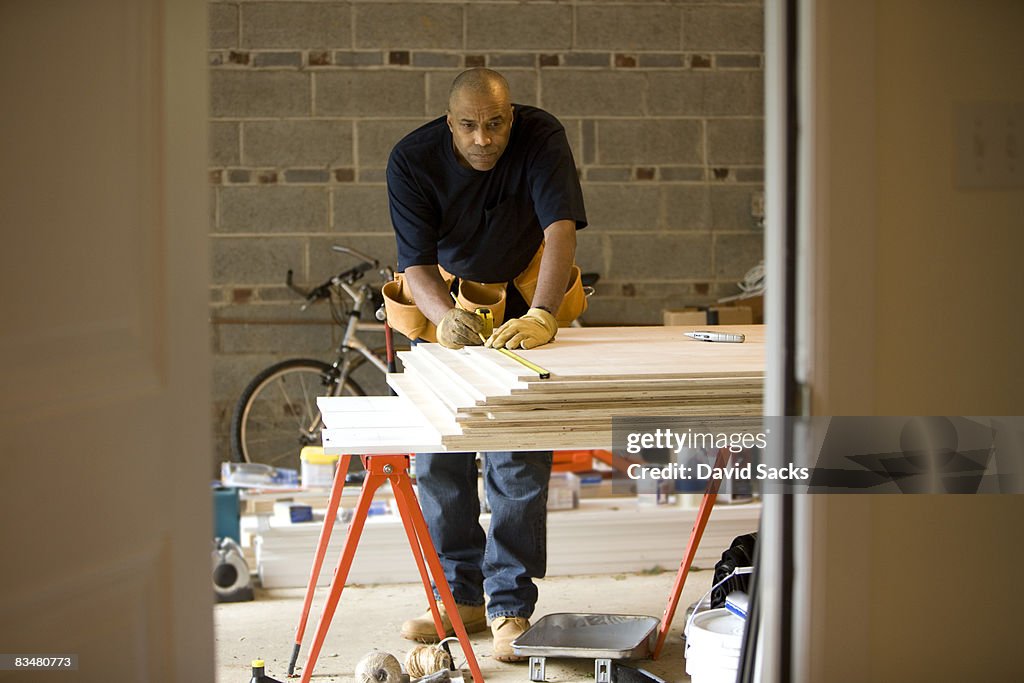 Hombre trabajando en el garaje