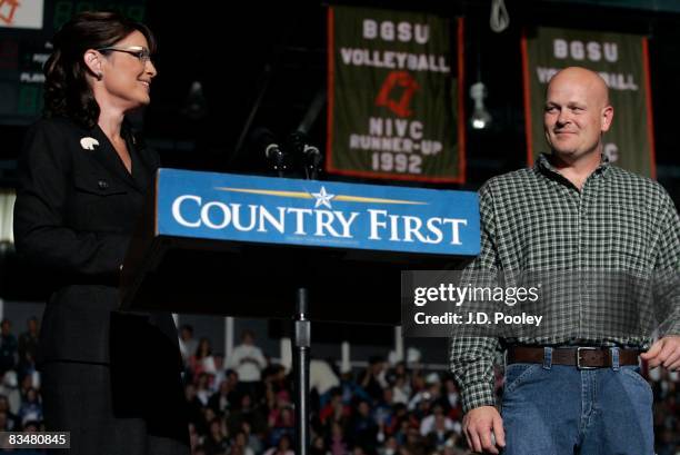 Joe Wurzelbacher looks on as Republican vice-presidential nominee Alaska Gov. Sarah Palin speaks October 29, 2008 at Bowling Green University in...