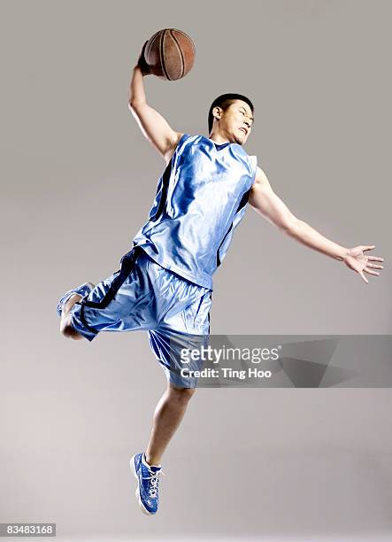 man playing basketball - uniforme de baloncesto fotografías e imágenes de stock