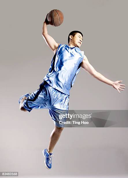 man playing basketball - uniforme di basket foto e immagini stock