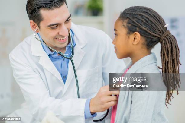 hartslag controleren - girl tongue doctor stockfoto's en -beelden