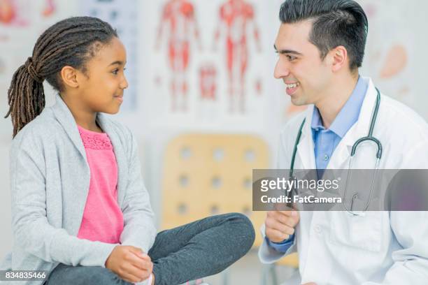 praten met de arts - girl tongue doctor stockfoto's en -beelden