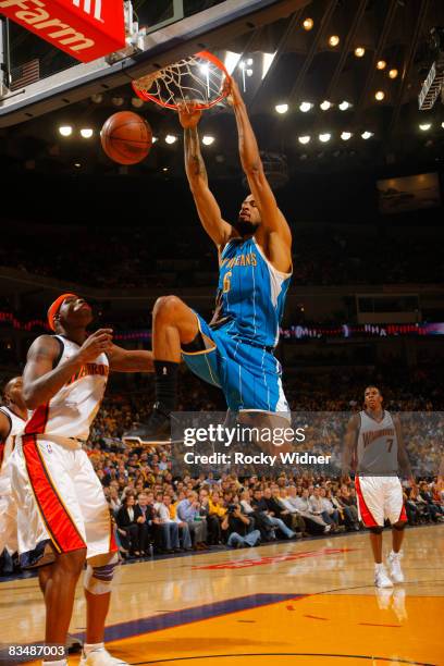 Tyson Chandler of the New Orleans Hornets dunks against Al Harrington of the Golden State Warriors on October 29, 2008 at Oracle Arena in Oakland,...