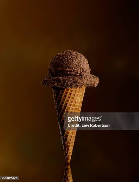 chocolate ice cream cone - chocoladeijs stockfoto's en -beelden