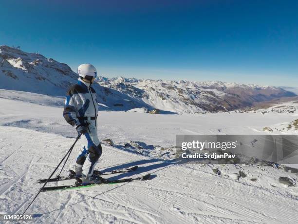 skiers paradise - val thorens fotografías e imágenes de stock