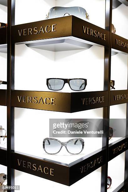 aanvulling Baron Ochtend A general view of the Versace Flagship Boutique opening in Via Veneto...  News Photo - Getty Images