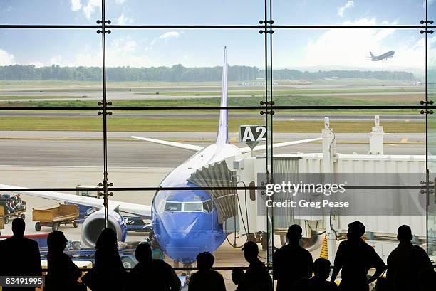 passengers waiting to board airplane. - passenger boarding bridge stock pictures, royalty-free photos & images