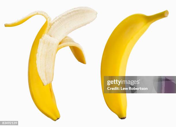 bananas on white - plátano fruta tropical fotografías e imágenes de stock