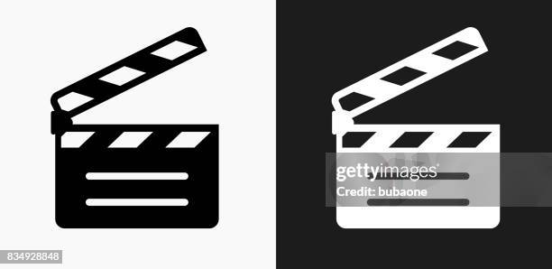 illustrazioni stock, clip art, cartoni animati e icone di tendenza di icona di movie clapper su sfondi vettoriali in bianco e nero - action movie icon