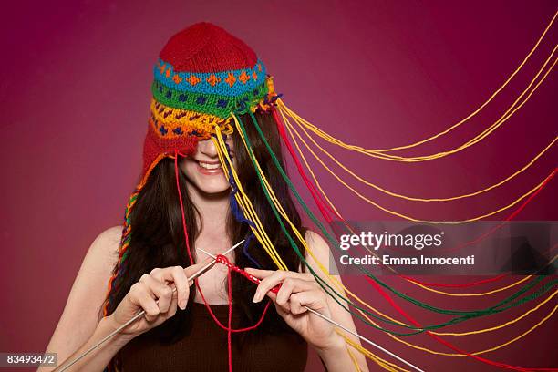 frau stricken auf ihrem eigenen hut - kopfschutz stock-fotos und bilder