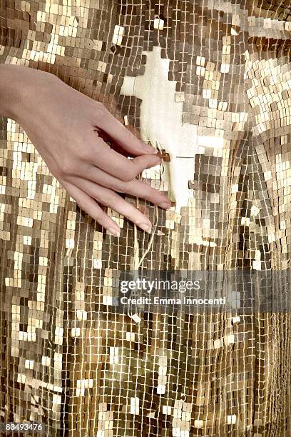 oro se mended vestido de lentejuelas - sequin dress fotografías e imágenes de stock