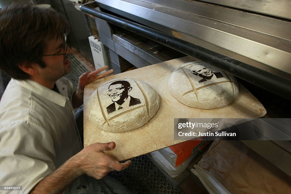 Baker Julien Wagner puts two loaves of bread into an oven with News  Photo - Getty Images
