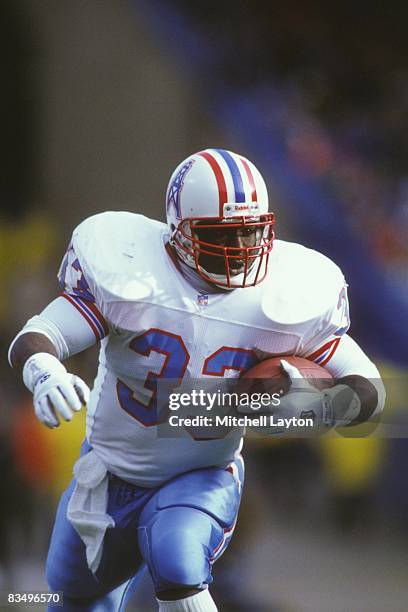 Gary Brown of the Houston Oilers runs with the ball during a NFL football game against the Cleveland Browns on November 21, 1992 at Cleveland...