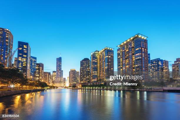 夕暮れのシカゴの街並み - trump international hotel & tower chicago ストックフォトと画像