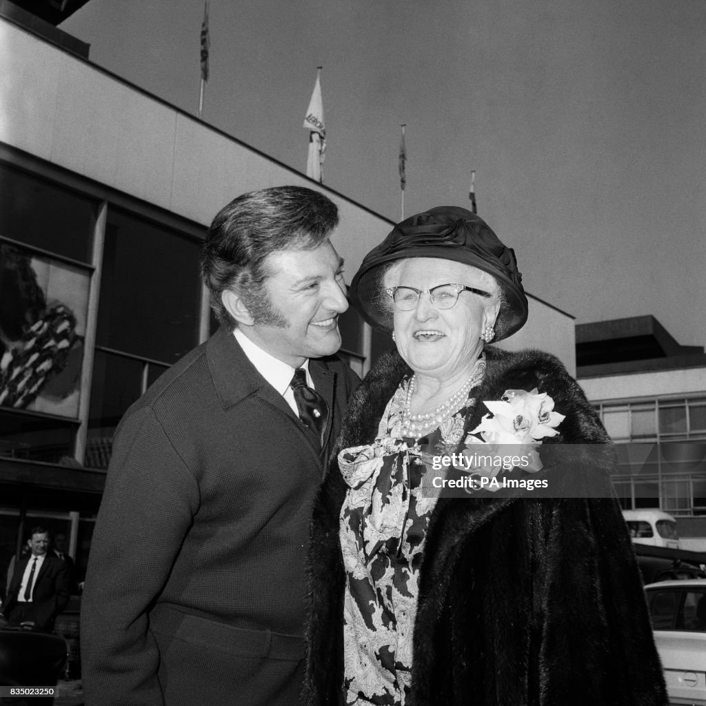 Music - Liberace - Heathrow Airport - London - 1969