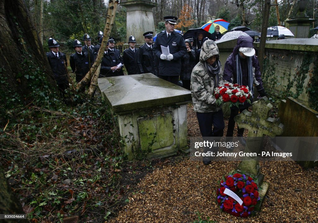 Plaque unveiled to honour murdered policeman of 100 years ago