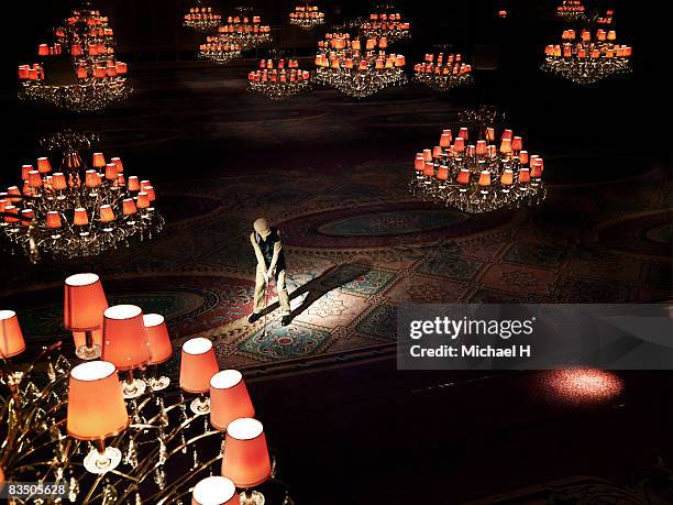 man playing golf in a ballroom - out of context foto e immagini stock