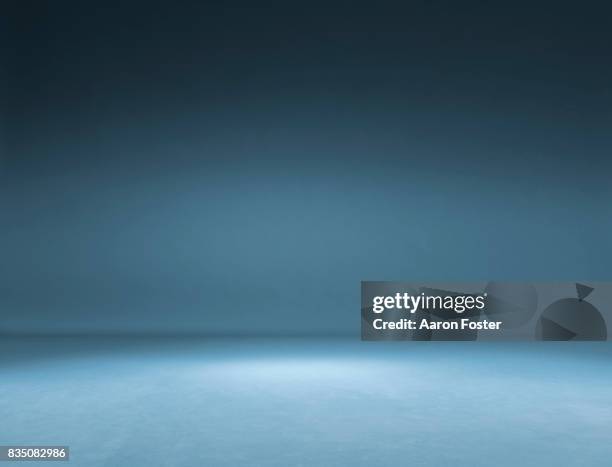 empty photography studio. - prise de vue en studio photos et images de collection
