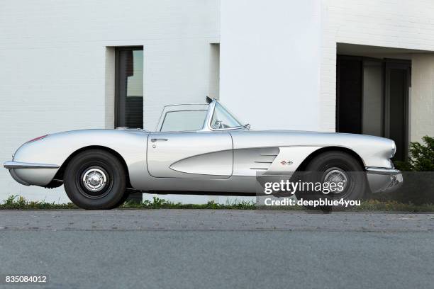 chevrolet corvette c1 oldtimer fahrzeug in hamburg auf der landstraße - corvette stock-fotos und bilder