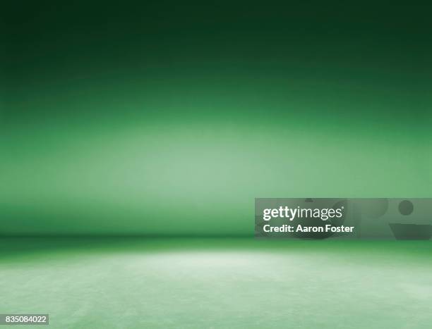 empty photography studio. - green background stockfoto's en -beelden