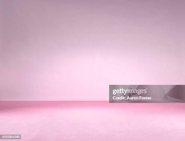 empty photography studio. - pink background photos et images de collection