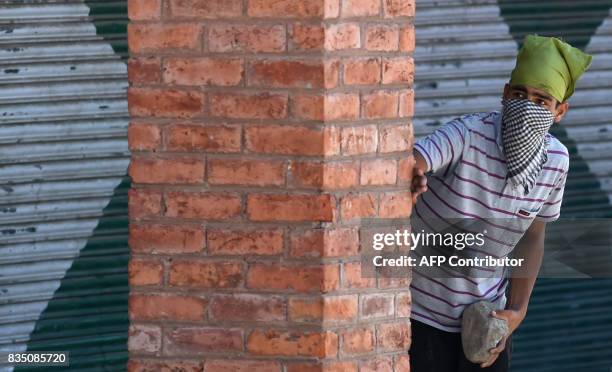 Kashmiri protestor preparees to throw stones towards Indian government forces during clashes after Friday congregational prayers outside The Jamia...