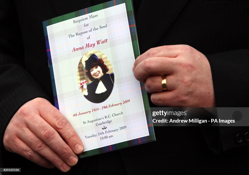 Funeral for variety star Anna