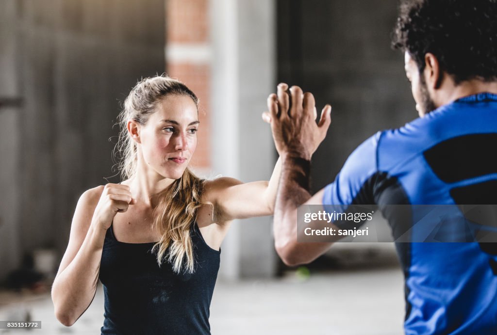 Atleta femenina practicando con entrenador