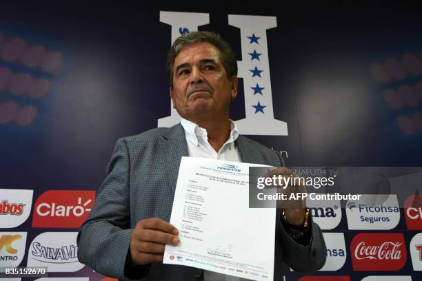 The coach of the Honduran national football team, Colombian Jorge Luis Pinto, offers a press conference in Tegucigalpa on August 18, 2017 to announce...