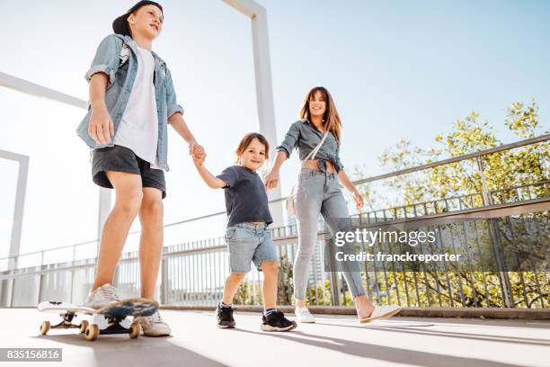 familie hand in hand auf der straße in brisbane - australia city lifestyle stock-fotos und bilder