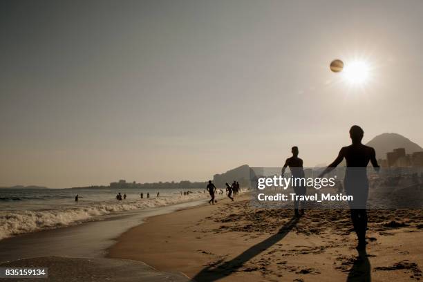 dos hombres jugando al fútbol en la playa de copacabana, rio de janeiro - altinha fotografías e imágenes de stock