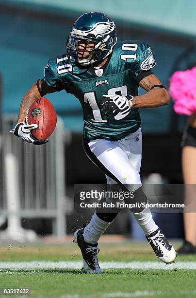 DeSean Jackson of the Philadelphia Eagles runs with he ball against the Atlanta Falcons on October 26, 2008 at Lincoln Financial Field in...