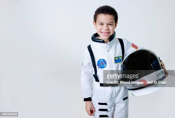 mixed race boy in astronaut costume - ruimtehelm stockfoto's en -beelden