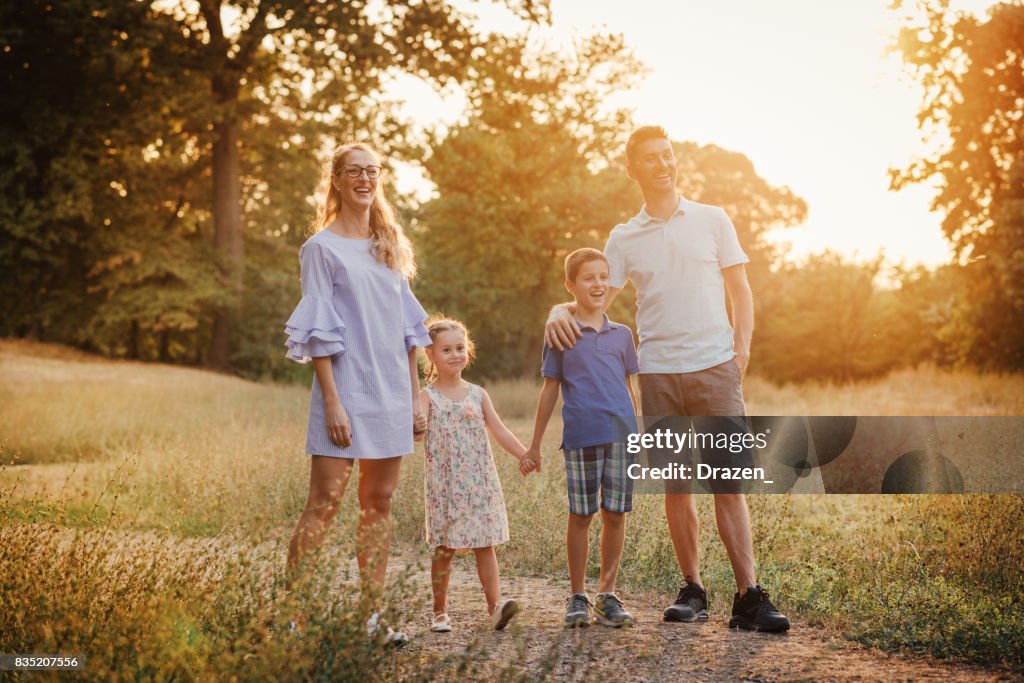 Famille de marcher dans la nature au début de l’automne