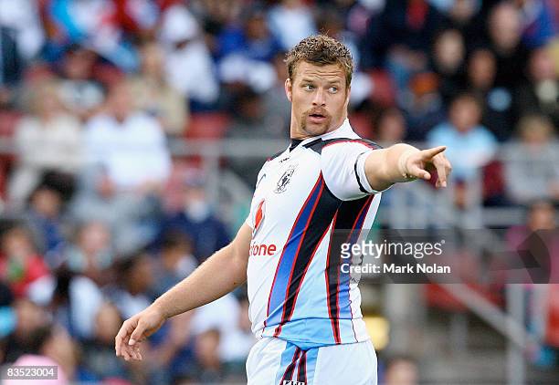 Ashton Sims of Fiji directs team mates during the 2008 Rugby League World Cup Pool 2 match between Fiji and France at WIN Stadium on November 1, 2008...