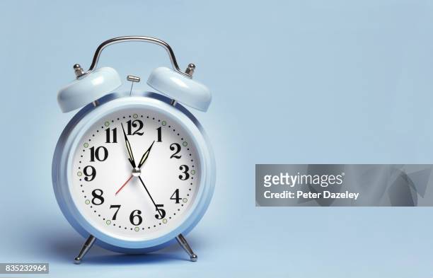 blue alarm clock - alarm clock stock-fotos und bilder