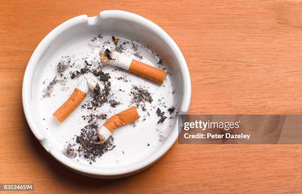 lung cancer emphysema quitting smoking - cigarette photos et images de collection