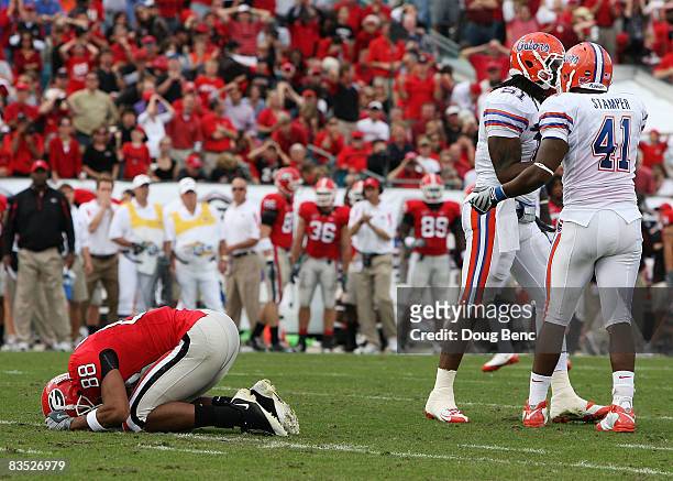 Split end Kenneth Harris of the Georgia Bulldogs reacts after missing a wide open catch in front of linebackers Ryan Stamper and Brandon Spikes of...