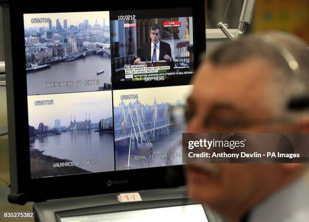 Pol Ops Control Metropolitan Police Control Room Photos and Premium High Res Pictures ...