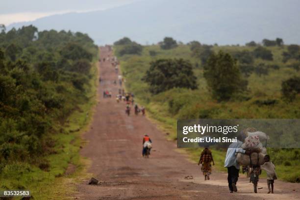 Congolese leave an Internally Displaced People camp in Kibati towards Kibumba and Rugari on November 2, 2008 just North of Goma, in the Democratic...