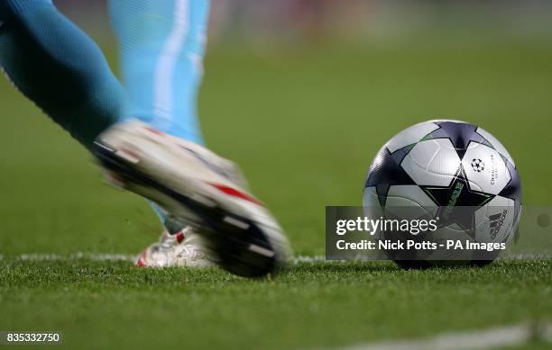 Villarreal's goalkeeper Diego Lopez takes a goal kick