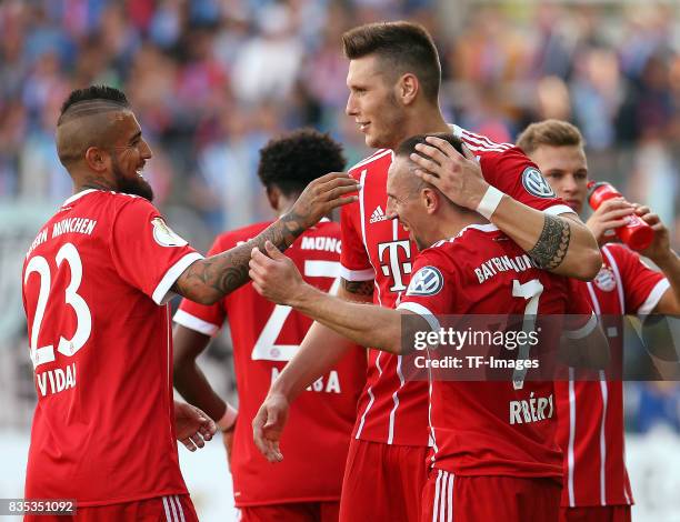 Jubel der Mannschaft nach dem Spiel v.l. Arturo Vidal of Bayern Muenchen mit Franck Ribery of Bayern Muenchen controls the ball during the DFB Cup...