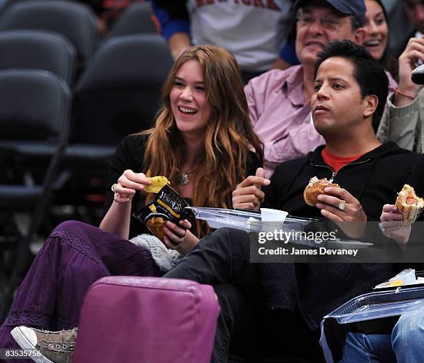 Joss Stone attends the Milwaukee Bucks vs New York Knicks game at Madison Square Garden on November 2, 2008 in New York City.