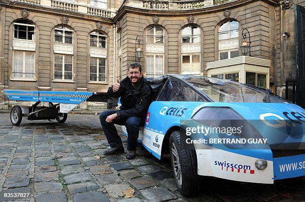 Le Suisse Louis Palmer pose à bord de Solartaxi un véhicule fonctionnant à l'énergie solaire, le 03 novembre 2008 au ministère de l'Ecologie à Paris,...