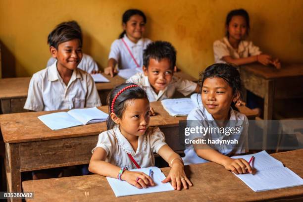 kambodschanische schulkinder während des unterrichts, tonle sap, kambodscha - kambodscha stock-fotos und bilder