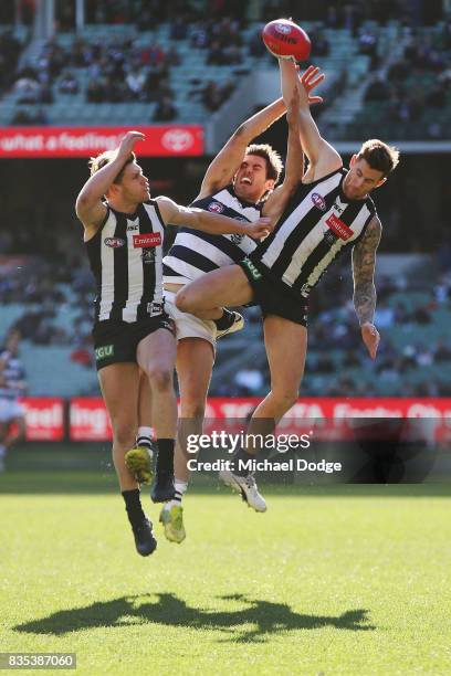 Jeremy Howe of the Magpies spoils Daniel Menzel of the Cats during the round 22 AFL match between the Collingwood Magpies and the Geelong Cats at...